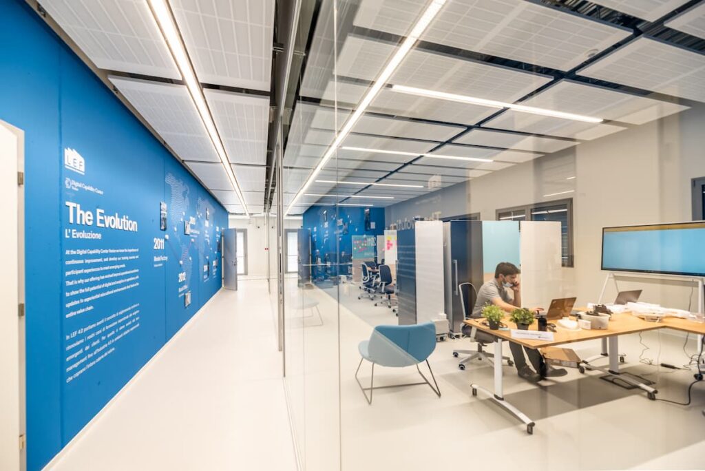 Uno spazio di oltre 3000 metri quadrati che ricrea i processi, l’organizzazione e i ruoli e le funzioni delle persone di un’azienda a diversi livelli di maturità lean e digital.